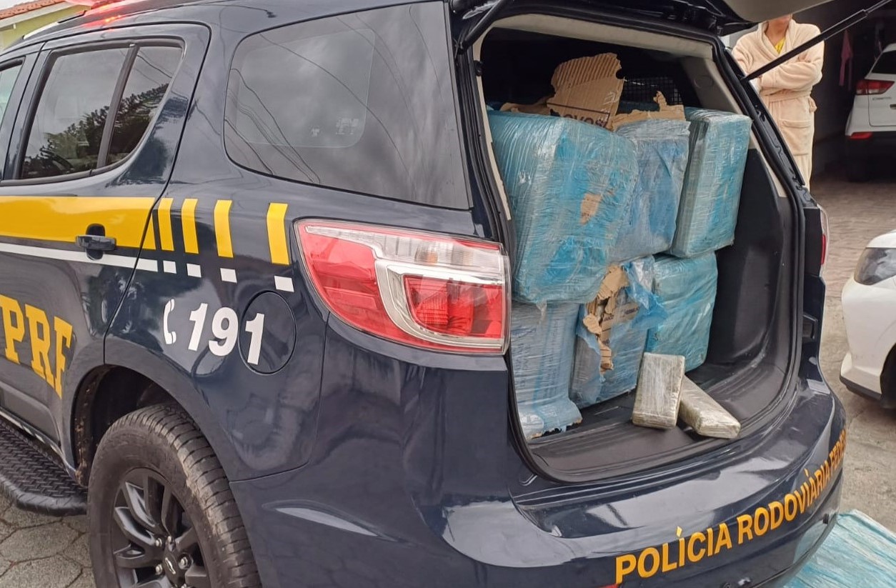 Homem tenta fugir da PRF com 319 quilos de maconha e acaba preso em Palhoça; VEJA VÍDEO