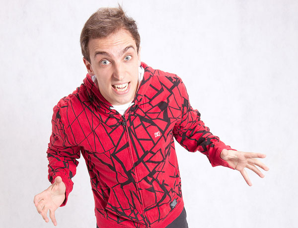 Humorista Léo Lins é condenado a mais de 8 anos de prisão por piadas preconceituosas em show de stand-up