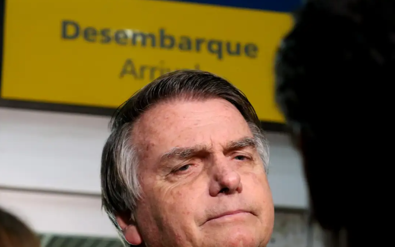 Citando possível fuga, Moraes nega devolver passaporte de Bolsonaro