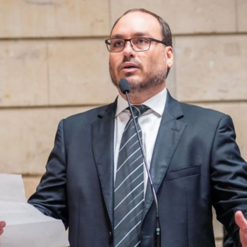 Carlos Bolsonaro pode disputar vaga ao Senado por Santa Catarina em 2026, diz coluna