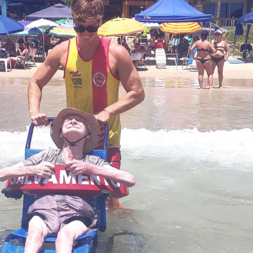 Aos 69 anos, morador de Blumenau realiza o sonho de tomar banho de mar com o projeto Praia Acessível