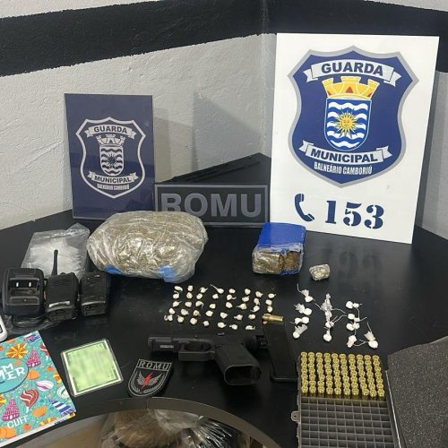 Guarda Municipal apreende arsenal e drogas em operação na Vila Fortaleza, Balneário Camboriú