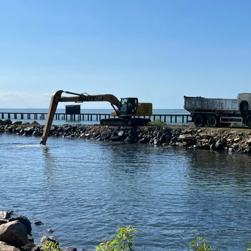 Prefeitura de Penha inicia trabalho de desassoreamento da boca da barra do Rio Iriri