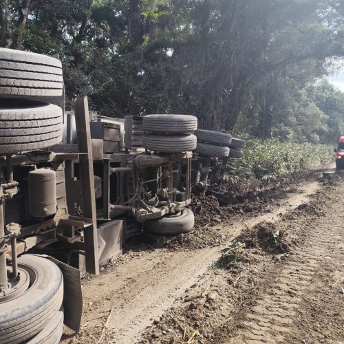 Motorista fica ferido após carreta tombar em Araquari