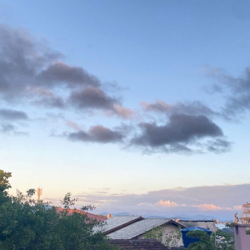 Semana começa com temperaturas amenas, nebulosidade e chuva fraca no Litoral Norte de SC
