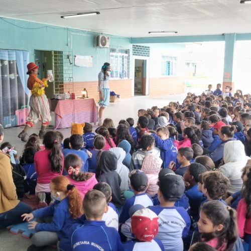 Espetáculo infantil leva mensagem sobre reciclagem e sustentabilidade a escolas públicas de Joaçaba e Herval d’Oeste