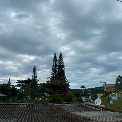 Fim de semana será de tempo instável e friozinho no Litoral Norte de SC; massa de ar polar chega na terça-feira