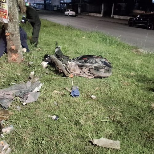 Grave acidente com moto deixa duas pessoas em estado crítico na Rodovia Jorge Lacerda, em Itajaí