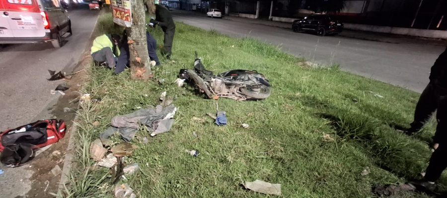 Grave acidente com moto deixa duas pessoas em estado crítico na Rodovia Jorge Lacerda, em Itajaí