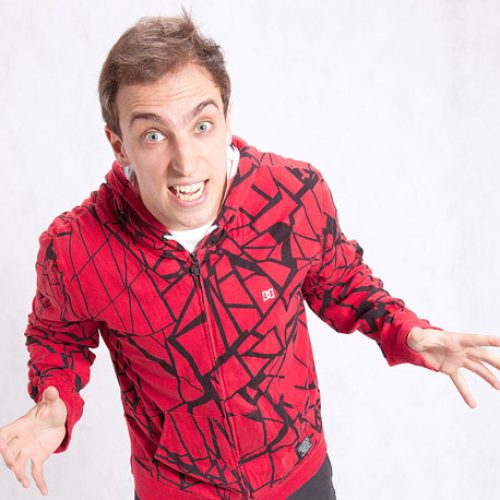 Humorista Léo Lins é condenado a mais de 8 anos de prisão por piadas preconceituosas em show de stand-up